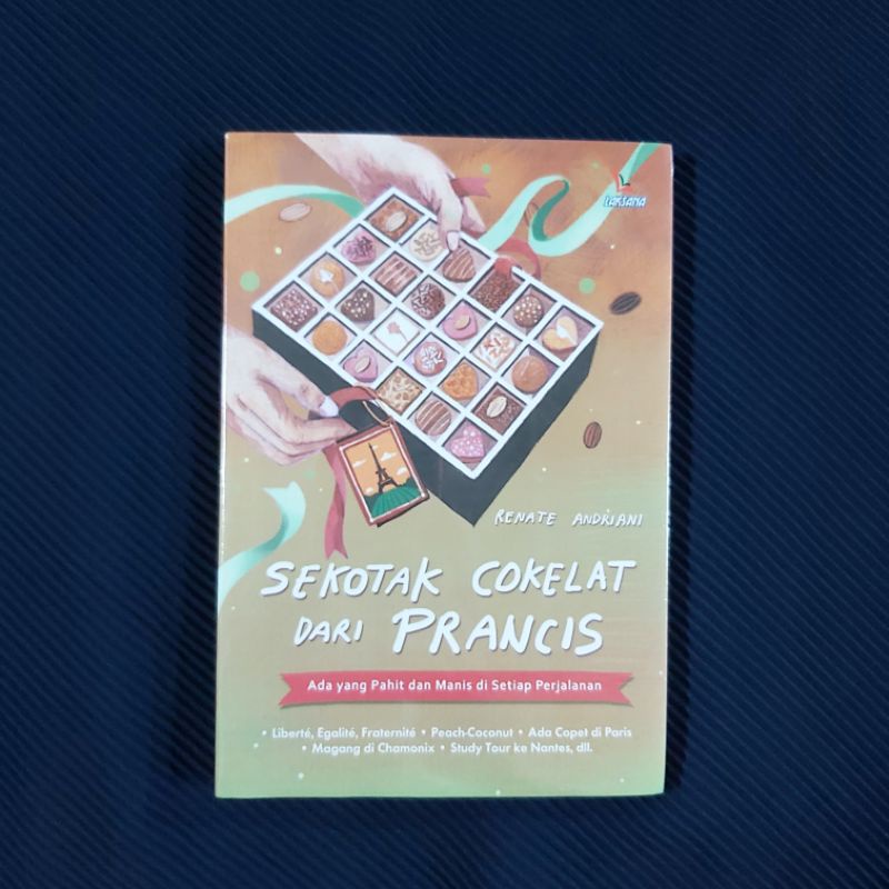 Novel Sekotak Coklat Dari Perancis / Ada Yang Pahit dan Manis Di Setiap Perjalanan - RENATE ANDRIANI