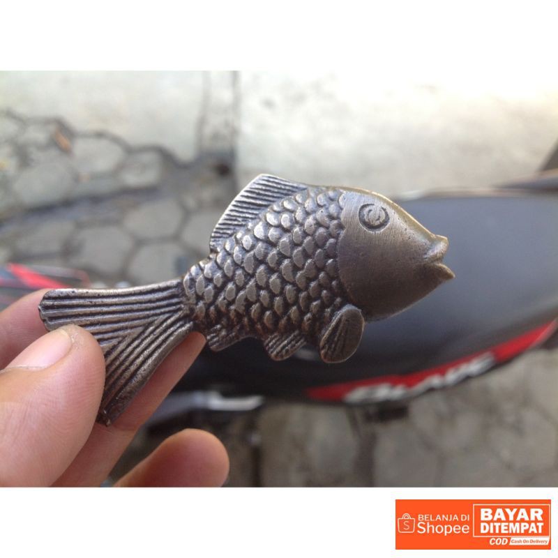 Handle / knob / tarikan laci kuningan antik motif ikan bandeng Termurah