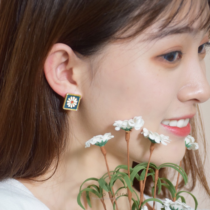 Anting stud Bentuk Bunga Chrysanthemum Bulat Persegi Warna Hijau Gaya Klasik