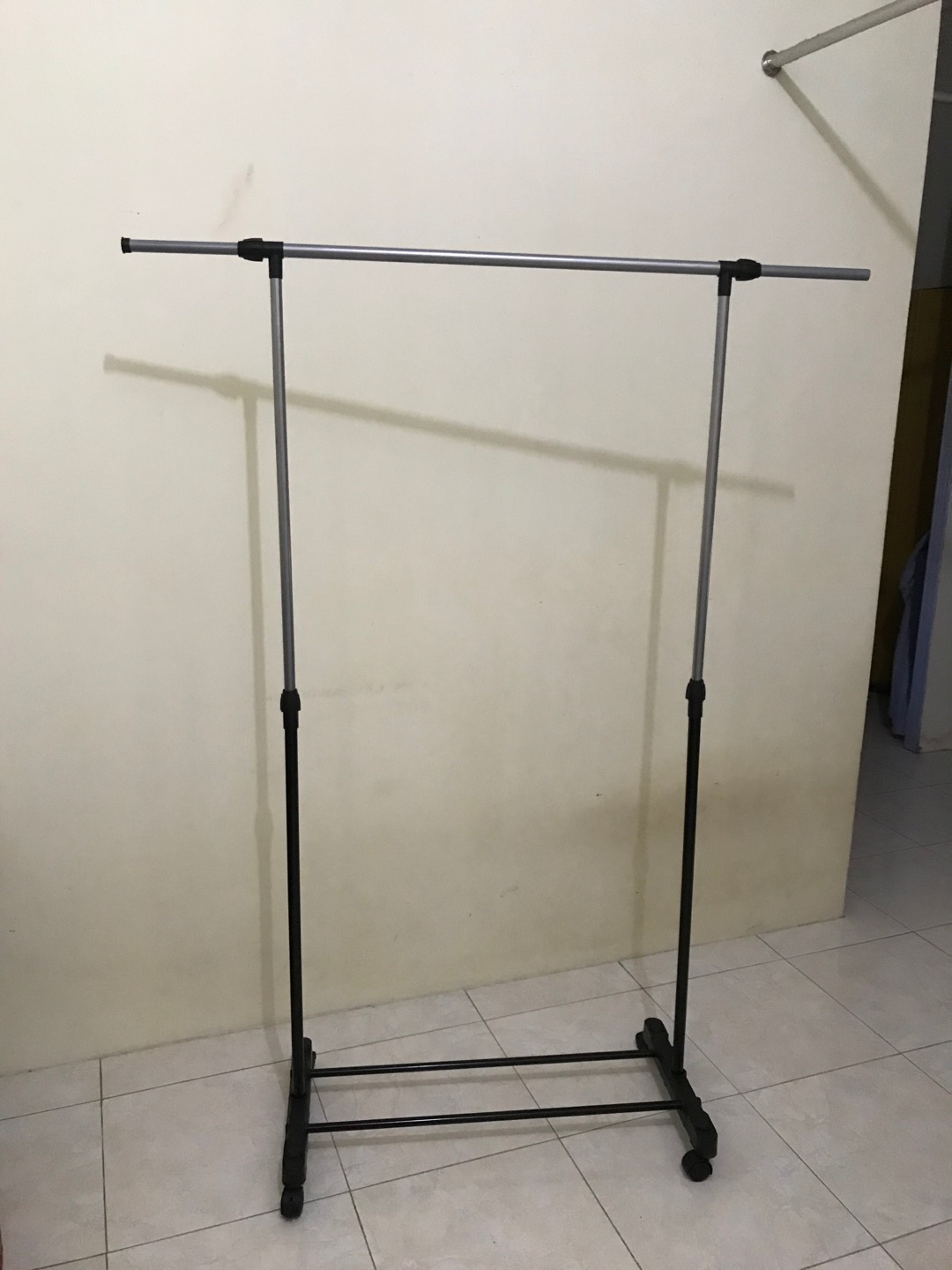 Stand Hanger Single Serbaguna Dengan 4 Roda