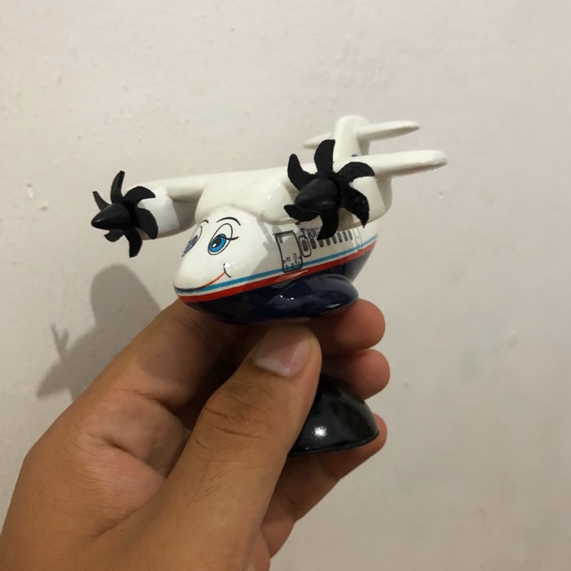 Miniatur pesawat per ATR trigana air karikatur