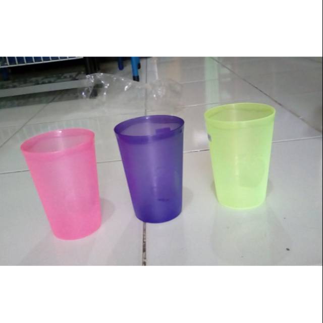 Gelas plastik warna warni