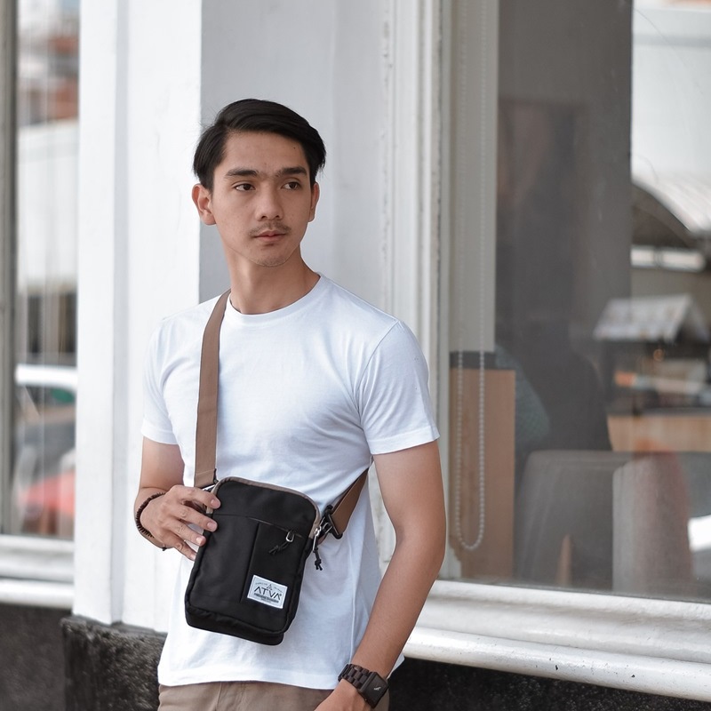 FIT BLACK ORIGINAL x ATVA Tas Selempang Hitam Pria Slingbag Casual Jalan Santai Main Hangout Nongkrong Sling Bag Distro Remaja Dewasa Daily Simple Shoulder Bag Premium Mini Shoulderbag Tas Slempang Outdoor Kecil Bahu Dada Keren Terbaru Kekinian Branded