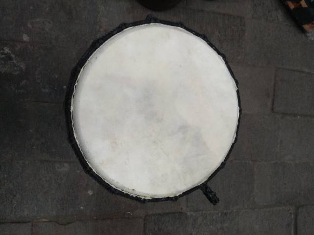 ALAT MUSIK TRADISIONAL JIMBE 60 x 27 CM BAHAN KULIT KAMBING DAN KAYU MAHONI - ALAT MUSIK PUKUL MURAH