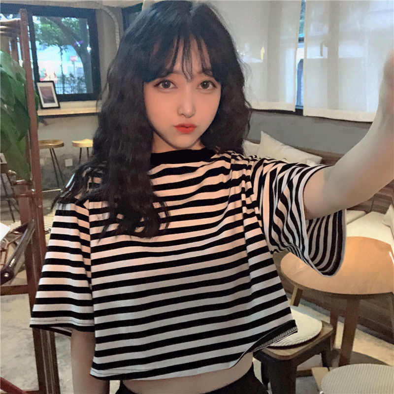 Kaos T shirt Wanita Model Longgar Motif Print Garis Warna Kaos T shirt Wanita Model Longgar Motif Print Garis Warna