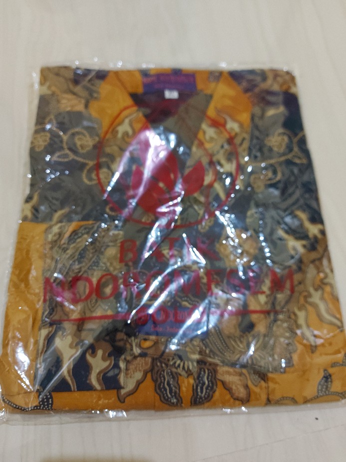 Batik Ndoromesem Lengan Panjang Ajotosatru Kuning Navy Katun Halus