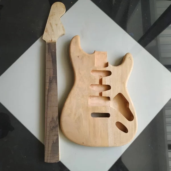 Body dan Neck Gitar Elektrik Stratocaster