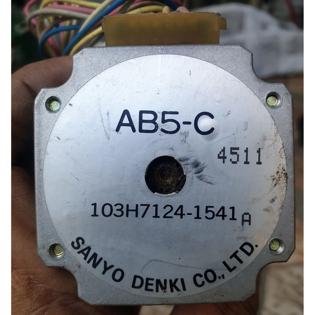 STEPPER MOTOR SANYO DENKI, AB5-C, 6 KABEL, BEKAS MULUS, BENTUK DAN UKURAN SEPERTI DIPHOTO