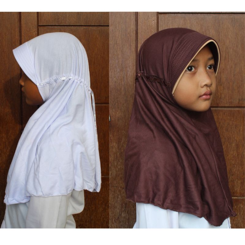 Kerudung pramuka dan kerudung putih