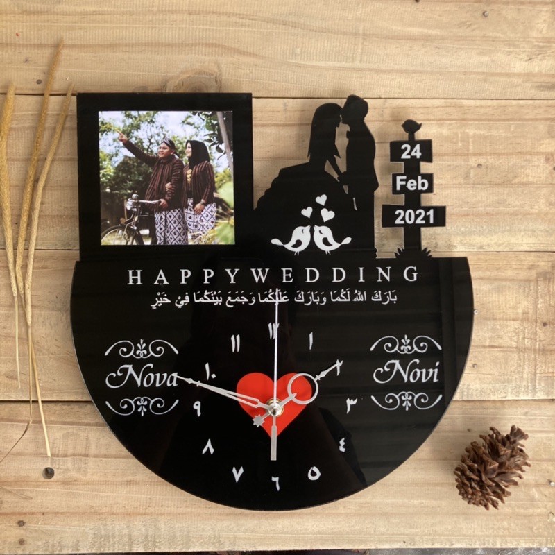 KADO PERNIKAHAN AKRILIK UNIK UNTUK SAHABAT JAM AKRILIK