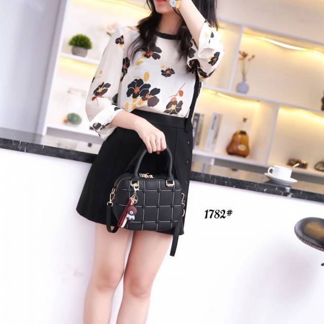 New Arrival APPLE Model Bag
APPLE BUTTON Studded Gold HDW Bag


1782#