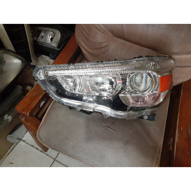 Headlamp Mitsubishi Outlander kiri