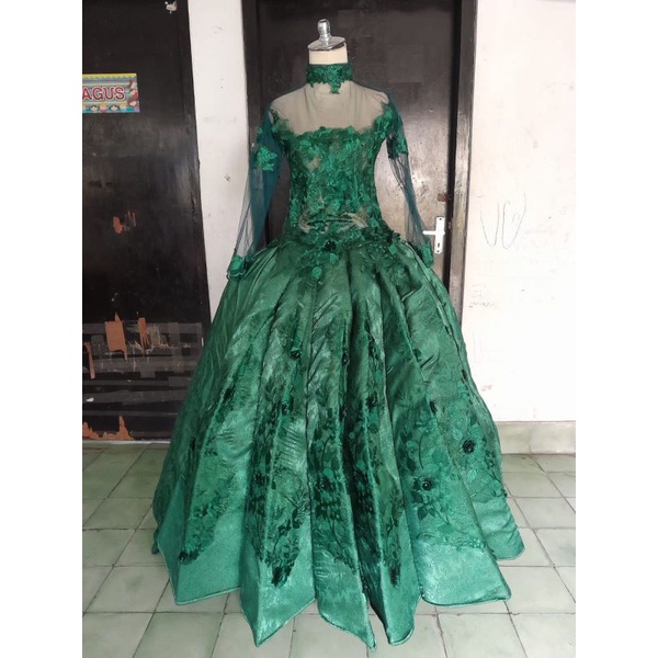 Gaun Pengantin Wanita Ekor Panjang Warna Hijau Botol Yang Cantik