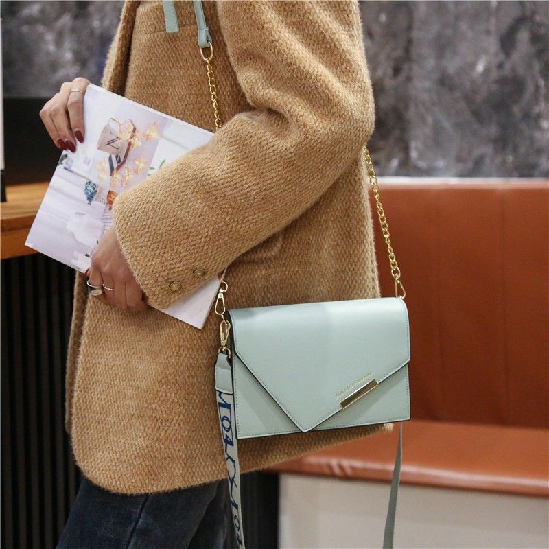 TAS SELEMPANG BESAR AMOURRE