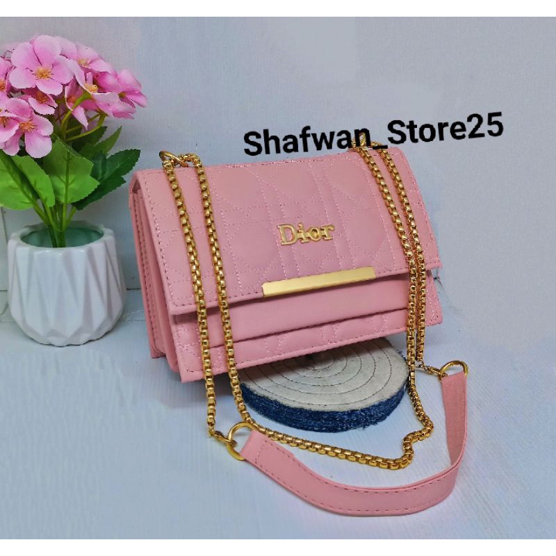 Tas Selempang Wanita//Selempang wanita kekinian //Fashion Wanita// Dhior Behel//#tas #taslokal #tasmurah #tasgrosirmurah #taswanita #tastanganpertama #tasfashion #taspaket #taspaketan #tascewek #tasselempang #slingbag  #taspinggang#slingbag #taswanitagaya