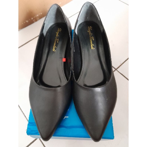 (PRELOVED) Yongki Komaladi Sepatu Pantofel Wanita No. 41 Hitam Kerja Kantor