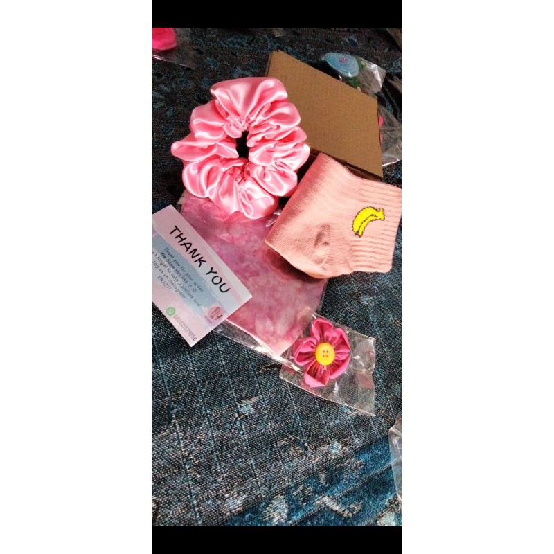 

GIFT BOX MURAH COCOK UNTUK KADO ULTAH ISI MASKER TIE DYE, SCRUNCHIES,KAOS KAKI, FREE GIFT, THX CARD