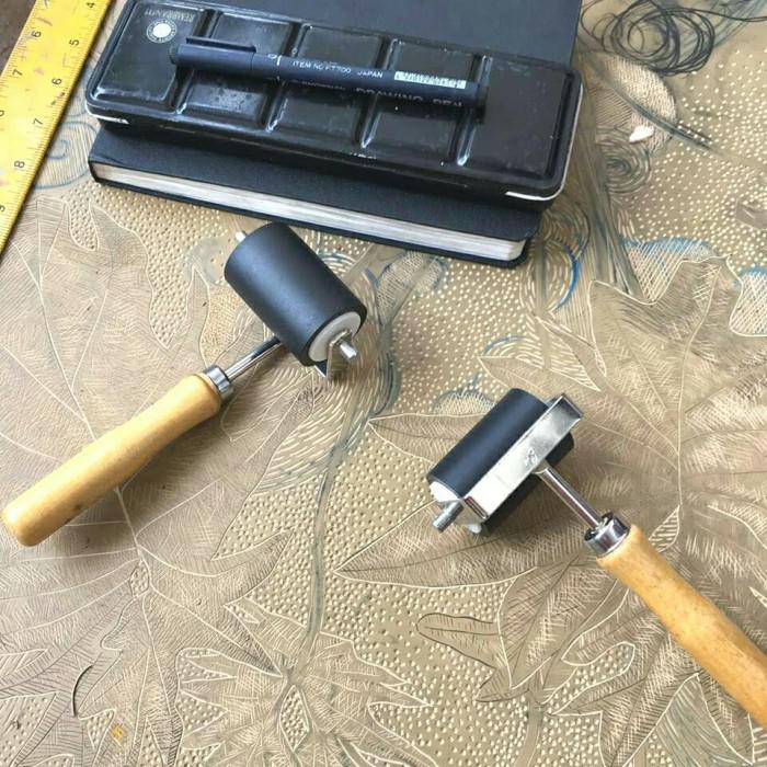 

Cat / Perlengkapan / Roll Lino Cut, Roll Grafis, Roll Karet 5 Cm Gagang Kayu Kokoh