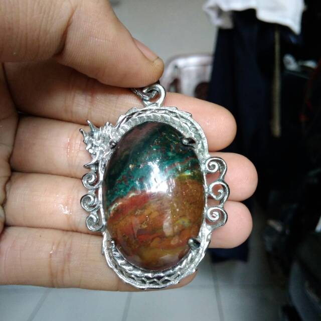 Liontin pancawarna klawing