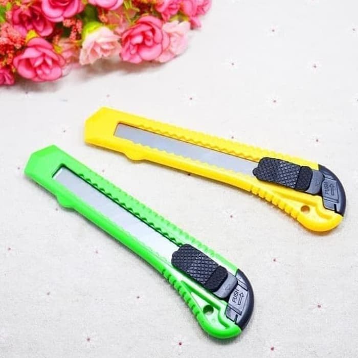 

Pisau Cutter Besar