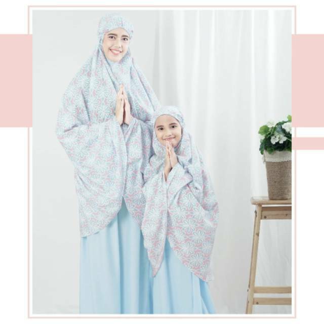 Mukena tazbiya couple ibu dan anak in frame frety flower blue by tazbia collection