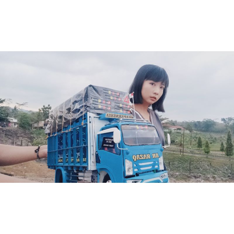 Miniatur Truk Giga Bahan PVC Police Woman