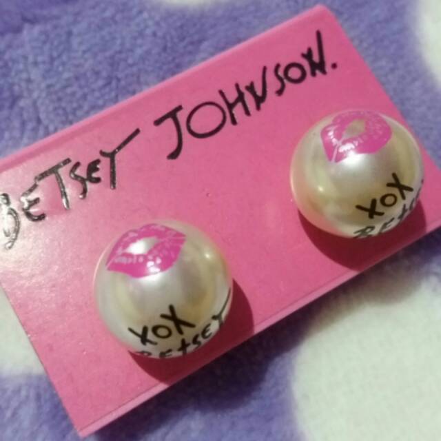 Anting stud Betsey Johnson
