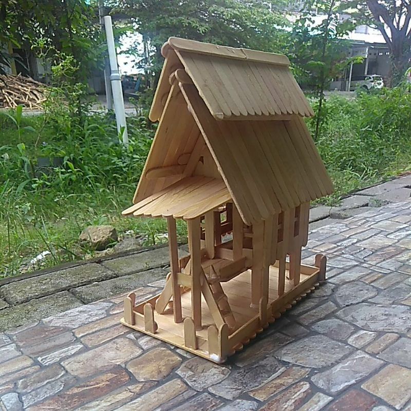 miniatur rumah pewaris adat sulawesi utara dari stik es krim