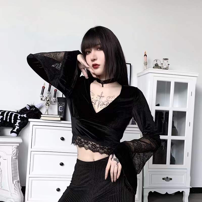 [Goth] V-Neck Lace Trumpet Sleeve Crop Top 8470 (S/M/L)