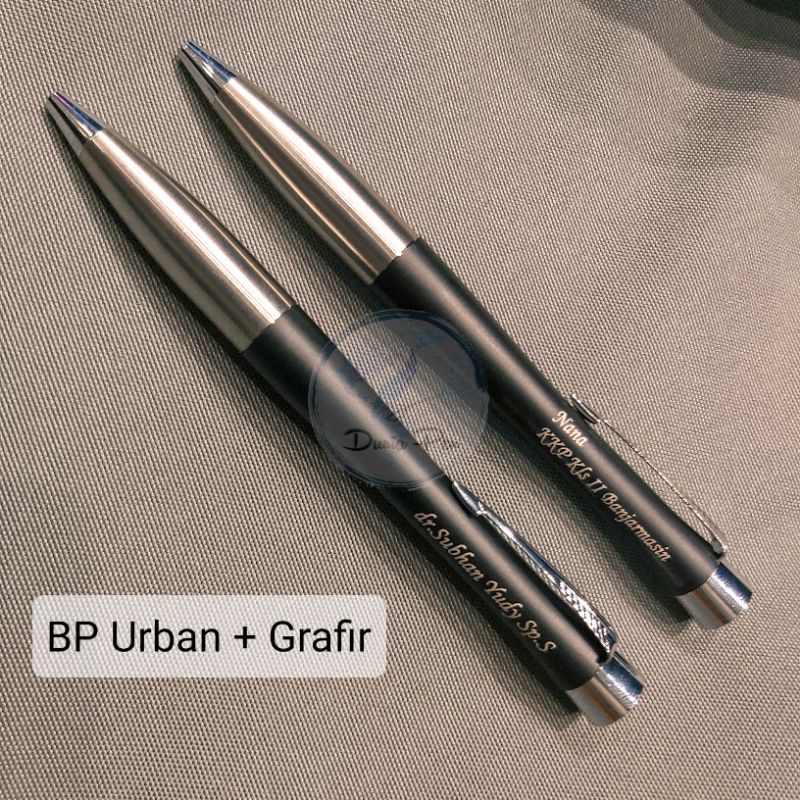 

JASA Custom Grafir Pulpen Besi, Pen Promosi, Pena Custom, Engrave Nama satuan untuk Produk Dunia Pen