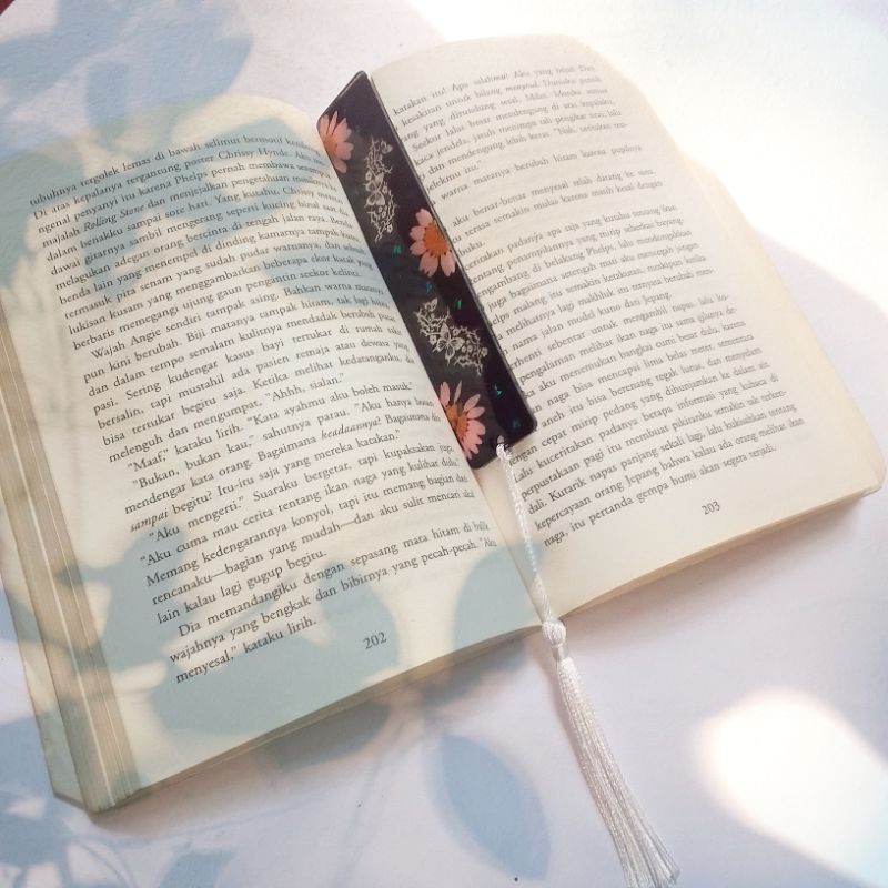 

Resin Bookmark / Resin Preserved Flowers / Souvenir / Hadiah Custom / Pembatas Buku Resin / Aesthetic