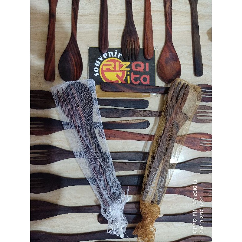 Souvenir sendok garpu kayu sablon nama kemas tile
