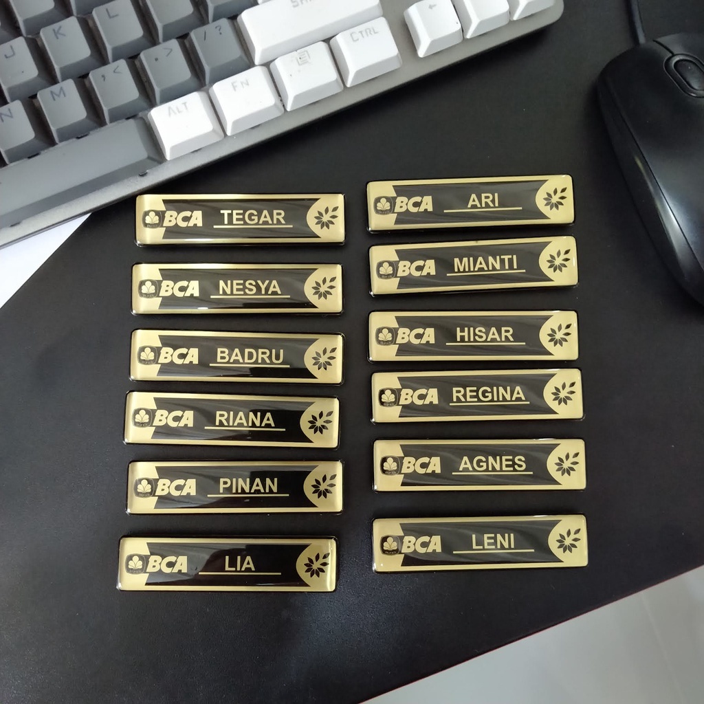 

NAME TAG KUNINGAN GOLD STAINLESS SILVER MAGNET PENITI RESIN CEMBUNG DOKTER BIDAN PERAWAT BANK