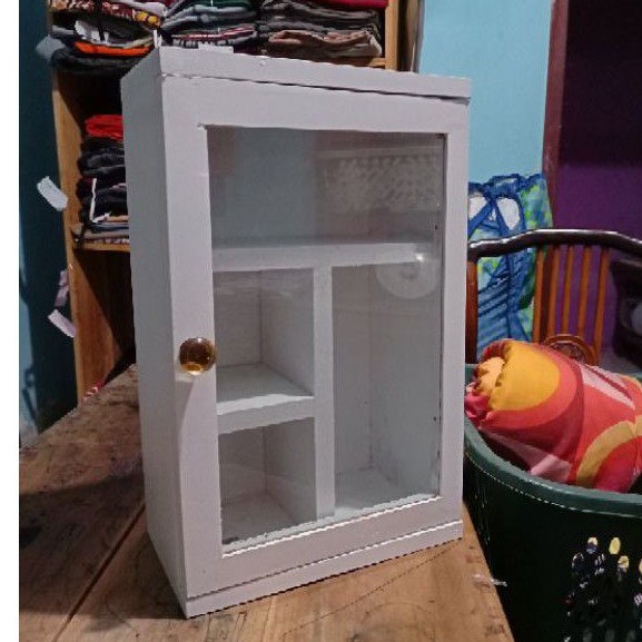 kotak obat dari kayu dan kaca