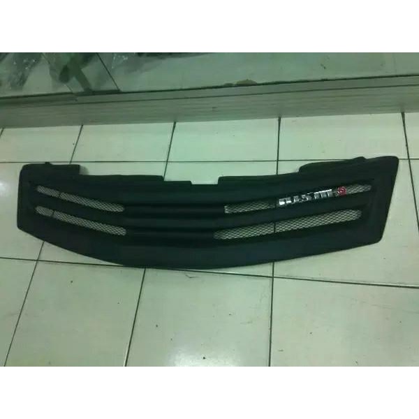 grill grand livina lama dengan emblem nismo