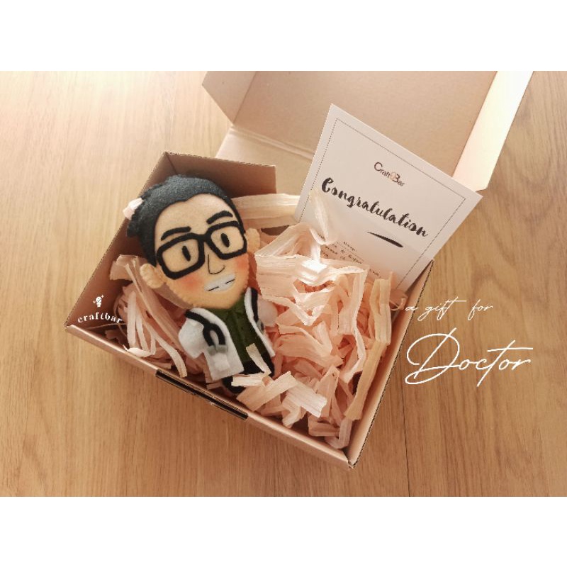 15 cm - Boneka Flanel Dokter Custom Gantungan Kunci - Hadiah Hampers Wisuda Kelulusan Graduation Pen