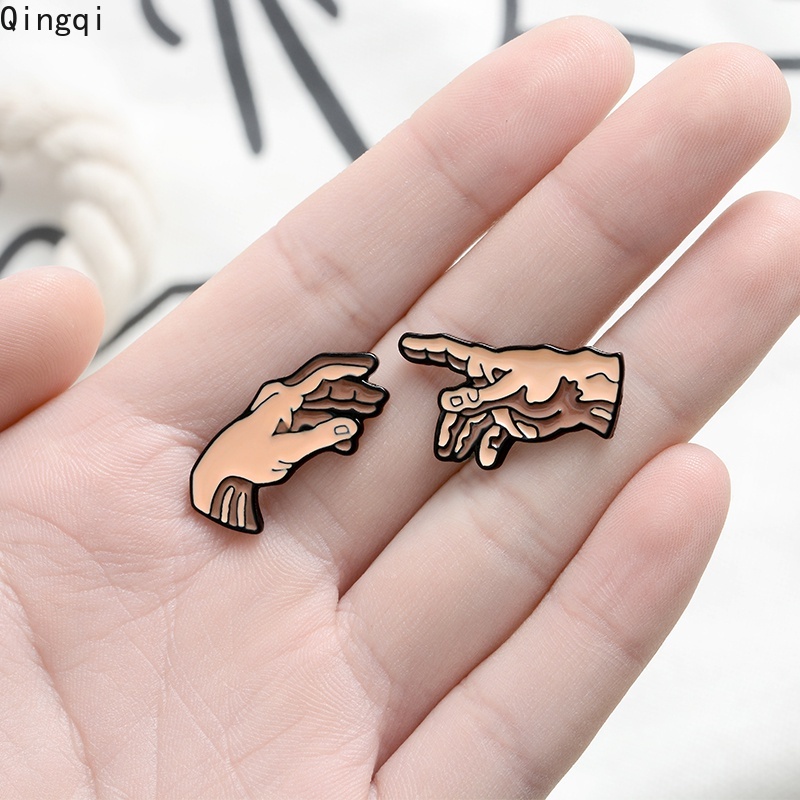 Bros Pin Enamel Bentuk Tangan Memegang Gestur Kartun Bahan Alloy Untuk Pasangan