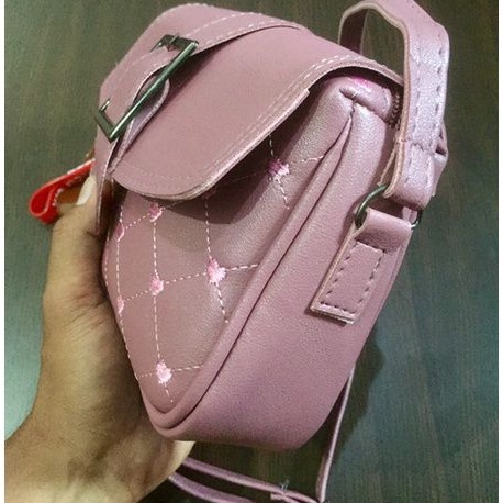 Tas selempang anak perempuan remaja dan dewasa bahan kulit sintetis lokal colombo model tali selempang bisa di sesuaikan #tas #tasanak #tascewek #tasperempauan #tasanakremaja #taskeren