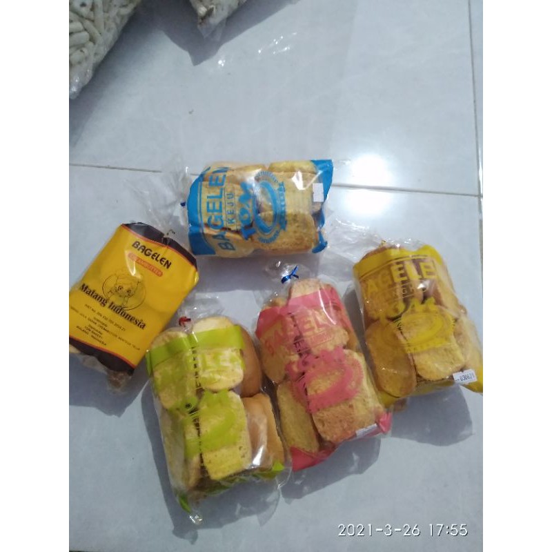 

roti kering bagelen rasa keju, nangka, original, pisang Ambon, durian, dan butter