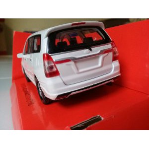 Diecast Toyota Innova Custom warna putih lampu belakang detail bening Terbaik