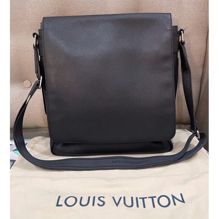 Preloved Tas LV Messenger Taiga Louis Vuitton