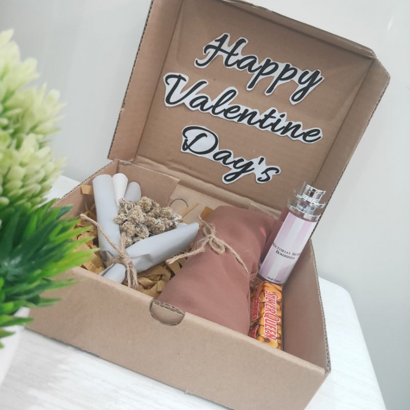 

SNACK BOX / GIFT BOX / KADO VALENTINE / HAMPERS WISUDA / BLOOM BOX/ VALENTINE DAY