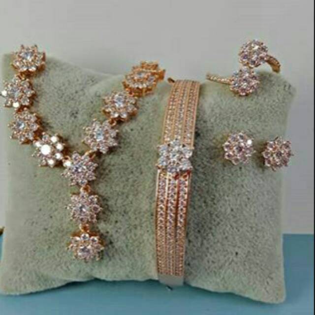 Berlian imitasi medan bunga