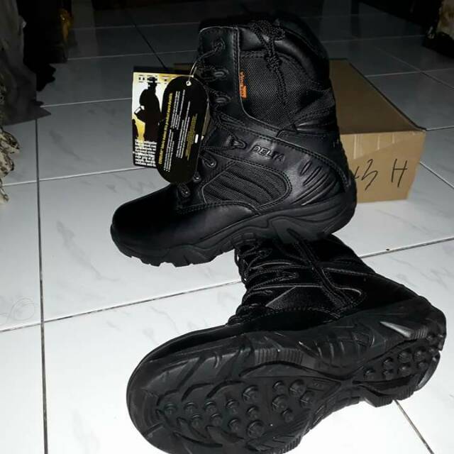 Sepatu delta 8in