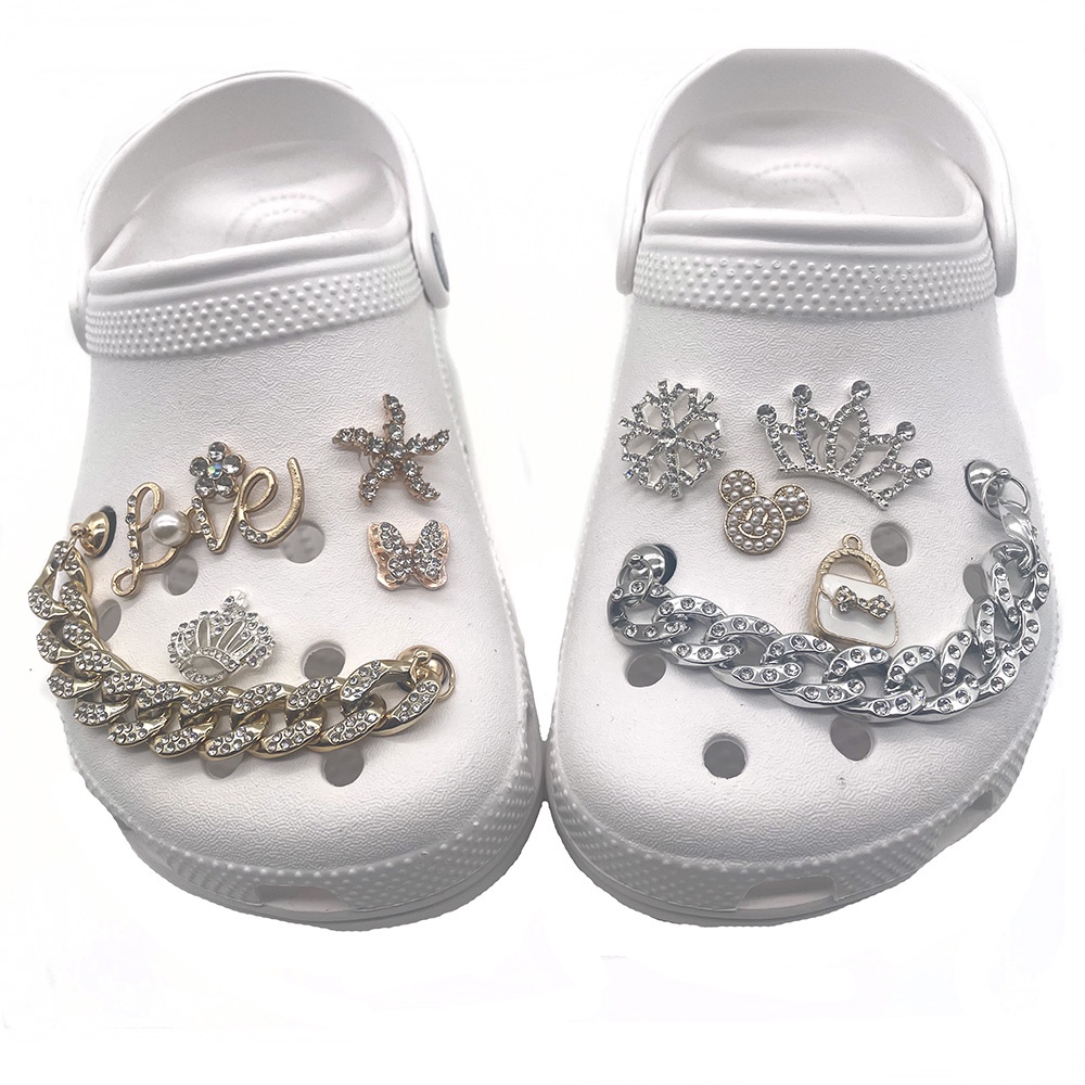 Set Kalung Rantai Dengan Liontin Sepatu Crocs Jibbitz Hias Berlian Imitasi Untuk Wanita