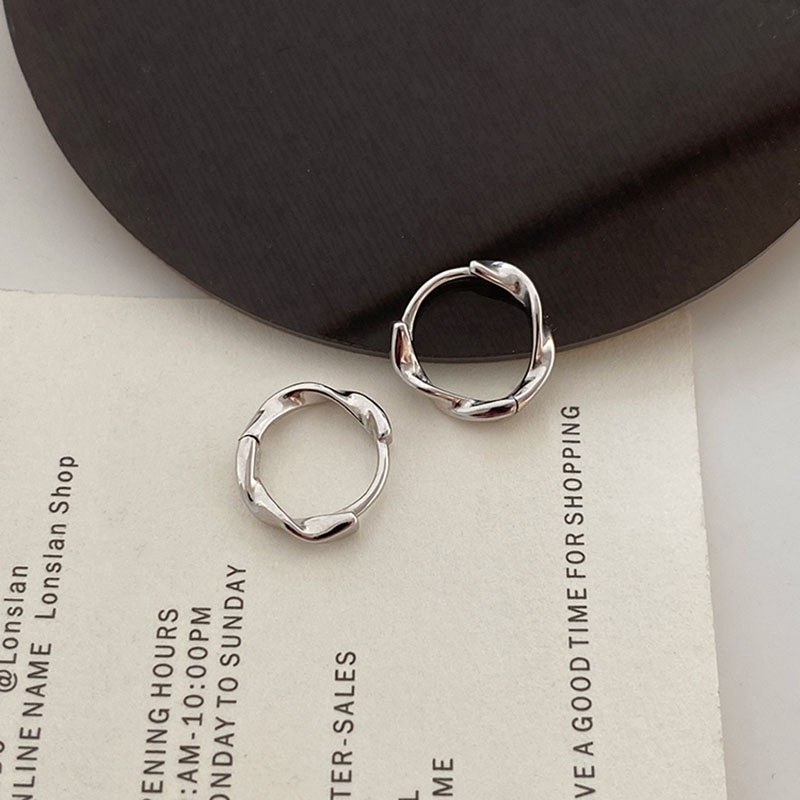 Anting Tindik Bentuk Bulat Irregular Warna Silver Gaya Korea Untuk Wanita