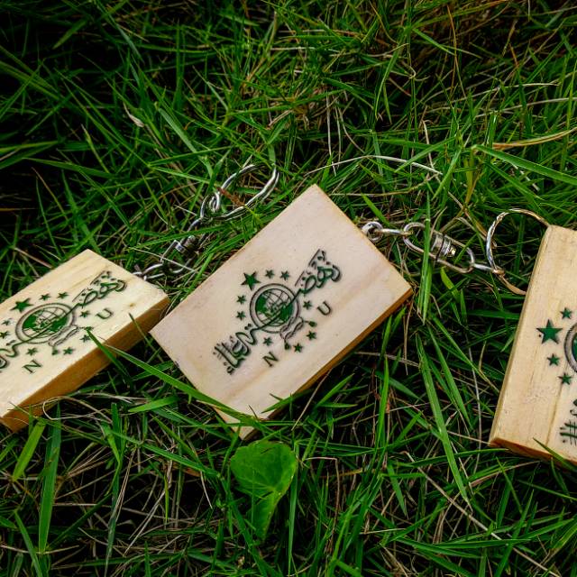 Ganci logo NU dari kayu dan logo lainnya