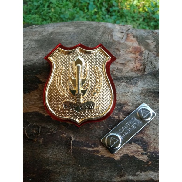 pin kewenangan satpam akrilik warna gold