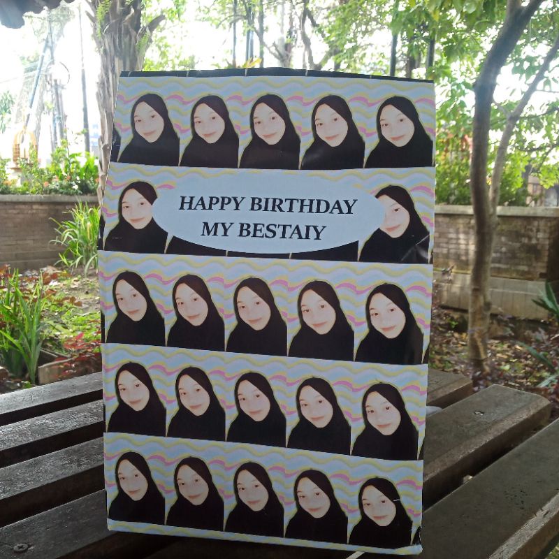 

Kertas kado custom