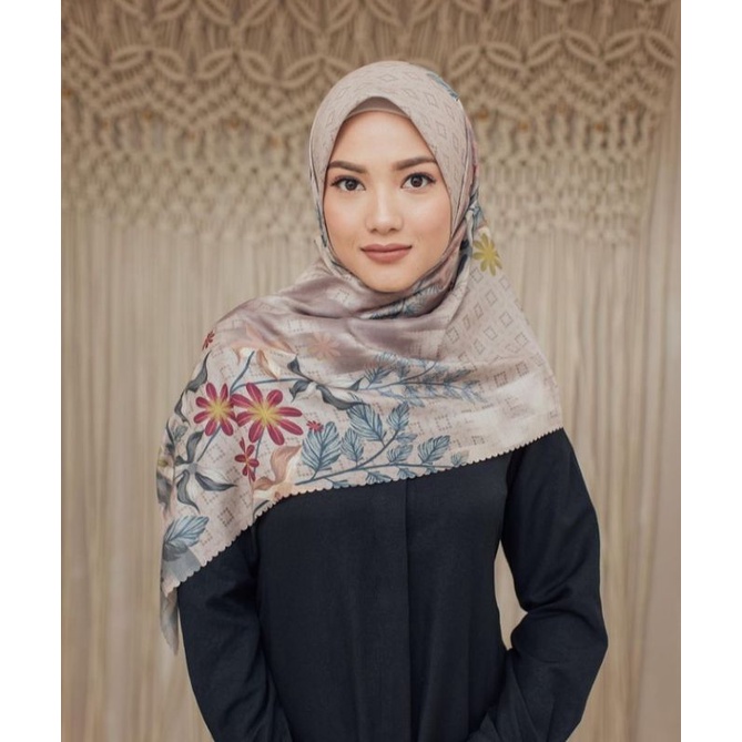 LOLLY SCARF WEARING KLAMBY